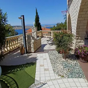 https://apartmani-nizic.primorje-gorskikotar.com